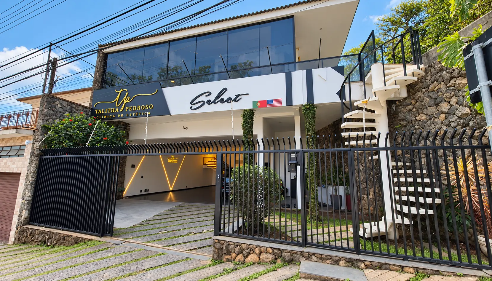 Fachada da Talitha Pedroso Clínica de Estética, no número 143, com letreiro da marca